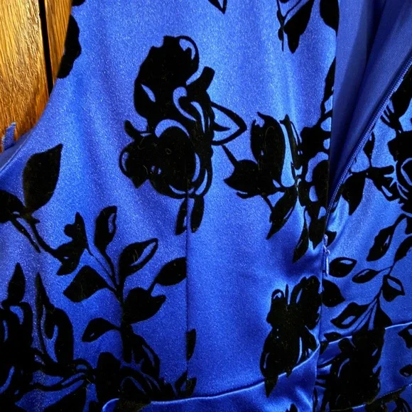SLNY Size 16 Royal Blue Velvet Floral Maxi Gown Formal